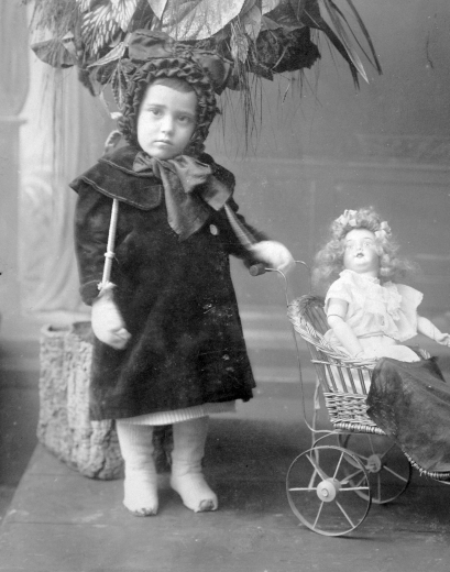 Kislány babával Fortepan 1904